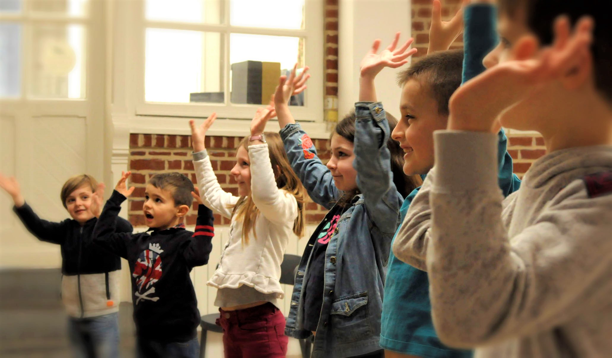 Ateliers Langue des signes pour enfants Enfants faisant le signe de bravo