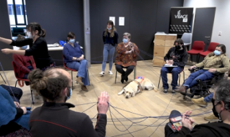 Le projet RéCIT, vers une culture inclusive. Les participants à l'atelier de co-design du projet RéCIT participent à une animation où ils sont reliées entre eux avec un fil.