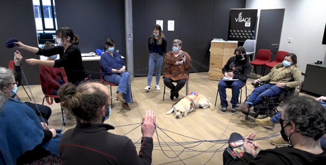 Les participants à l'atelier de co-design du projet RéCIT participent à une animation où ils sont reliées entre eux avec un fil. 